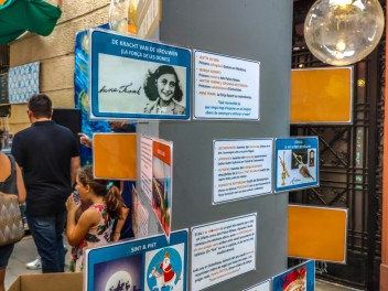 Улица Хоан Бланкес де Байш де Тот (Carrer de Joan Blanques de Baix de Tot): «Голландия JBdbDt» — прогулка по голландскому пейзажу. (‘Holanda JBdbDt’. Un passeig pel paisatge holandès.) - Феста Майор де Грасиа 2024 (Festa Major de Gràcia 2024)