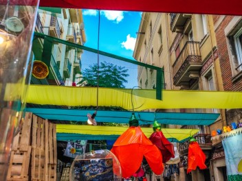 Улица Хоан Бланкес де Байш де Тот (Carrer de Joan Blanques de Baix de Tot): «Голландия JBdbDt» — прогулка по голландскому пейзажу. (‘Holanda JBdbDt’. Un passeig pel paisatge holandès.) - Феста Майор де Грасиа 2024 (Festa Major de Gràcia 2024)