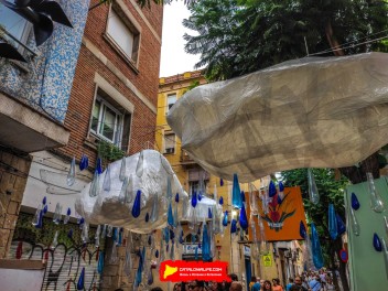 Улица Хоан Бланкес де Байш де Тот (Carrer de Joan Blanques de Baix de Tot): «Голландия JBdbDt» — прогулка по голландскому пейзажу. (‘Holanda JBdbDt’. Un passeig pel paisatge holandès.) - Феста Майор де Грасиа 2024 (Festa Major de Gràcia 2024)
