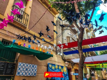 Улица Хоан Бланкес де Байш де Тот (Carrer de Joan Blanques de Baix de Tot): «Голландия JBdbDt» — прогулка по голландскому пейзажу. (‘Holanda JBdbDt’. Un passeig pel paisatge holandès.) - Феста Майор де Грасиа 2024 (Festa Major de Gràcia 2024)