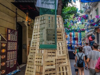 Улица Хоан Бланкес де Байш де Тот (Carrer de Joan Blanques de Baix de Tot): «Голландия JBdbDt» — прогулка по голландскому пейзажу. (‘Holanda JBdbDt’. Un passeig pel paisatge holandès.) - Феста Майор де Грасиа 2024 (Festa Major de Gràcia 2024)
