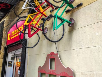 Улица Хоан Бланкес де Байш де Тот (Carrer de Joan Blanques de Baix de Tot): «Голландия JBdbDt» — прогулка по голландскому пейзажу. (‘Holanda JBdbDt’. Un passeig pel paisatge holandès.) - Феста Майор де Грасиа 2024 (Festa Major de Gràcia 2024)