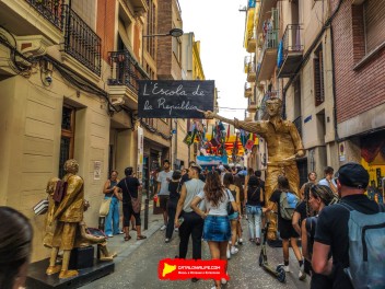 Улица Сьюдад Реаль (Carrer de Ciudad Real): «Республиканская школа» — дань уважения школам и библиотекам, функционировавшим во время Второй Испанской Республики. (‘Escola republicana’. Un homenatge a les escoles i els bibliobusos que van funcionar durant la República.) - Феста Майор де Грасиа 2024 (Festa Major de Gràcia 2024)