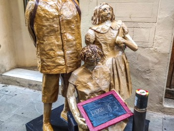 Улица Сьюдад Реаль (Carrer de Ciudad Real): «Республиканская школа» — дань уважения школам и библиотекам, функционировавшим во время Второй Испанской Республики. (‘Escola republicana’. Un homenatge a les escoles i els bibliobusos que van funcionar durant la República.) - Феста Майор де Грасиа 2024 (Festa Major de Gràcia 2024)