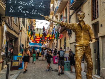 Улица Сьюдад Реаль (Carrer de Ciudad Real): «Республиканская школа» — дань уважения школам и библиотекам, функционировавшим во время Второй Испанской Республики. (‘Escola republicana’. Un homenatge a les escoles i els bibliobusos que van funcionar durant la República.) - Феста Майор де Грасиа 2024 (Festa Major de Gràcia 2024)