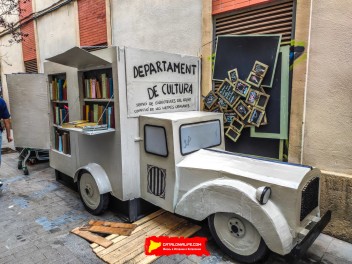 Улица Сьюдад Реаль (Carrer de Ciudad Real): «Республиканская школа» — дань уважения школам и библиотекам, функционировавшим во время Второй Испанской Республики. (‘Escola republicana’. Un homenatge a les escoles i els bibliobusos que van funcionar durant la República.) - Феста Майор де Грасиа 2024 (Festa Major de Gràcia 2024)