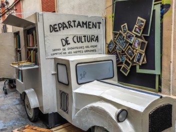Улица Сьюдад Реаль (Carrer de Ciudad Real): «Республиканская школа» — дань уважения школам и библиотекам, функционировавшим во время Второй Испанской Республики. (‘Escola republicana’. Un homenatge a les escoles i els bibliobusos que van funcionar durant la República.) - Феста Майор де Грасиа 2024 (Festa Major de Gràcia 2024)