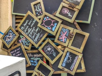 Улица Сьюдад Реаль (Carrer de Ciudad Real): «Республиканская школа» — дань уважения школам и библиотекам, функционировавшим во время Второй Испанской Республики. (‘Escola republicana’. Un homenatge a les escoles i els bibliobusos que van funcionar durant la República.) - Феста Майор де Грасиа 2024 (Festa Major de Gràcia 2024)