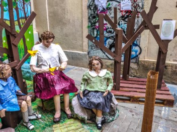 Улица Сьюдад Реаль (Carrer de Ciudad Real): «Республиканская школа» — дань уважения школам и библиотекам, функционировавшим во время Второй Испанской Республики. (‘Escola republicana’. Un homenatge a les escoles i els bibliobusos que van funcionar durant la República.) - Феста Майор де Грасиа 2024 (Festa Major de Gràcia 2024)