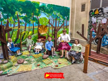 Улица Сьюдад Реаль (Carrer de Ciudad Real): «Республиканская школа» — дань уважения школам и библиотекам, функционировавшим во время Второй Испанской Республики. (‘Escola republicana’. Un homenatge a les escoles i els bibliobusos que van funcionar durant la República.) - Феста Майор де Грасиа 2024 (Festa Major de Gràcia 2024)