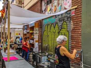Улица Сьюдад Реаль (Carrer de Ciudad Real): «Республиканская школа» — дань уважения школам и библиотекам, функционировавшим во время Второй Испанской Республики. (‘Escola republicana’. Un homenatge a les escoles i els bibliobusos que van funcionar durant la República.) - Феста Майор де Грасиа 2024 (Festa Major de Gràcia 2024)