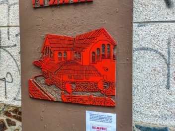 Улица Сьюдад Реаль (Carrer de Ciudad Real): «Республиканская школа» — дань уважения школам и библиотекам, функционировавшим во время Второй Испанской Республики. (‘Escola republicana’. Un homenatge a les escoles i els bibliobusos que van funcionar durant la República.) - Феста Майор де Грасиа 2024 (Festa Major de Gràcia 2024)