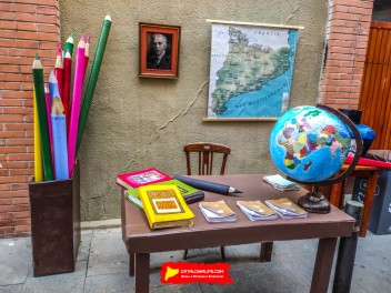 Улица Сьюдад Реаль (Carrer de Ciudad Real): «Республиканская школа» — дань уважения школам и библиотекам, функционировавшим во время Второй Испанской Республики. (‘Escola republicana’. Un homenatge a les escoles i els bibliobusos que van funcionar durant la República.) - Феста Майор де Грасиа 2024 (Festa Major de Gràcia 2024)
