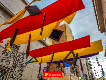 Улица Сьюдад Реаль (Carrer de Ciudad Real): «Республиканская школа» — дань уважения школам и библиотекам, функционировавшим во время Второй Испанской Республики. (‘Escola republicana’. Un homenatge a les escoles i els bibliobusos que van funcionar durant la República.) - Феста Майор де Грасиа 2024 (Festa Major de Gràcia 2024)