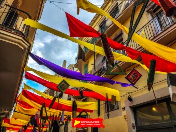 Улица Сьюдад Реаль (Carrer de Ciudad Real): «Республиканская школа» — дань уважения школам и библиотекам, функционировавшим во время Второй Испанской Республики. (‘Escola republicana’. Un homenatge a les escoles i els bibliobusos que van funcionar durant la República.) - Феста Майор де Грасиа 2024 (Festa Major de Gràcia 2024)
