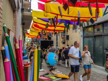 Улица Сьюдад Реаль (Carrer de Ciudad Real): «Республиканская школа» — дань уважения школам и библиотекам, функционировавшим во время Второй Испанской Республики. (‘Escola republicana’. Un homenatge a les escoles i els bibliobusos que van funcionar durant la República.) - Феста Майор де Грасиа 2024 (Festa Major de Gràcia 2024)
