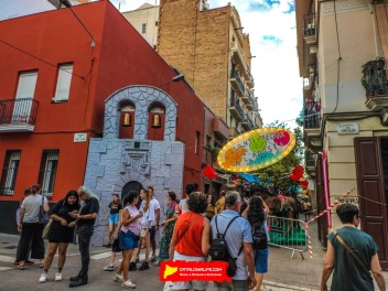 Улица Хоан Бланкес де Байш (Carrer de Joan Blanques de Baix): «Сант Медиар в августе» — дань уважения другой крупной фиесте Грасии. (‘Sant Medir a l’agost’. Un homenatge a l’altra festa gran de Gràcia.) - Феста Майор де Грасиа 2024 (Festa Major de Gràcia 2024)