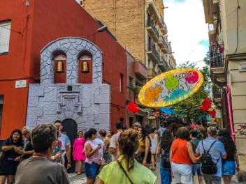 Улица Хоан Бланкес де Байш (Carrer de Joan Blanques de Baix): «Сант Медиар в августе» — дань уважения другой крупной фиесте Грасии. (‘Sant Medir a l’agost’. Un homenatge a l’altra festa gran de Gràcia.) - Феста Майор де Грасиа 2024 (Festa Major de Gràcia 2024)