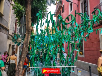 Улица Хоан Бланкес де Байш (Carrer de Joan Blanques de Baix): «Сант Медиар в августе» — дань уважения другой крупной фиесте Грасии. (‘Sant Medir a l’agost’. Un homenatge a l’altra festa gran de Gràcia.) - Феста Майор де Грасиа 2024 (Festa Major de Gràcia 2024)