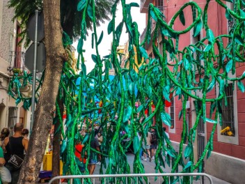 Улица Хоан Бланкес де Байш (Carrer de Joan Blanques de Baix): «Сант Медиар в августе» — дань уважения другой крупной фиесте Грасии. (‘Sant Medir a l’agost’. Un homenatge a l’altra festa gran de Gràcia.) - Феста Майор де Грасиа 2024 (Festa Major de Gràcia 2024)