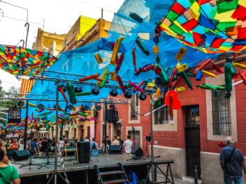 Улица Хоан Бланкес де Байш (Carrer de Joan Blanques de Baix): «Сант Медиар в августе» — дань уважения другой крупной фиесте Грасии. (‘Sant Medir a l’agost’. Un homenatge a l’altra festa gran de Gràcia.) - Феста Майор де Грасиа 2024 (Festa Major de Gràcia 2024)