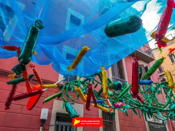 Улица Хоан Бланкес де Байш (Carrer de Joan Blanques de Baix): «Сант Медиар в августе» — дань уважения другой крупной фиесте Грасии. (‘Sant Medir a l’agost’. Un homenatge a l’altra festa gran de Gràcia.) - Феста Майор де Грасиа 2024 (Festa Major de Gràcia 2024)