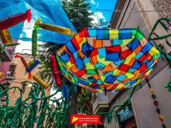 Улица Хоан Бланкес де Байш (Carrer de Joan Blanques de Baix): «Сант Медиар в августе» — дань уважения другой крупной фиесте Грасии. (‘Sant Medir a l’agost’. Un homenatge a l’altra festa gran de Gràcia.) - Феста Майор де Грасиа 2024 (Festa Major de Gràcia 2024)