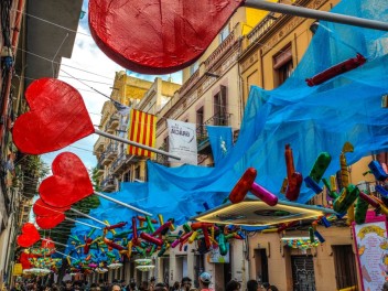 Улица Хоан Бланкес де Байш (Carrer de Joan Blanques de Baix): «Сант Медиар в августе» — дань уважения другой крупной фиесте Грасии. (‘Sant Medir a l’agost’. Un homenatge a l’altra festa gran de Gràcia.) - Феста Майор де Грасиа 2024 (Festa Major de Gràcia 2024)