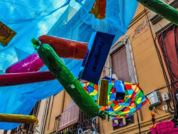 Улица Хоан Бланкес де Байш (Carrer de Joan Blanques de Baix): «Сант Медиар в августе» — дань уважения другой крупной фиесте Грасии. (‘Sant Medir a l’agost’. Un homenatge a l’altra festa gran de Gràcia.) - Феста Майор де Грасиа 2024 (Festa Major de Gràcia 2024)