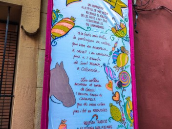 Улица Хоан Бланкес де Байш (Carrer de Joan Blanques de Baix): «Сант Медиар в августе» — дань уважения другой крупной фиесте Грасии. (‘Sant Medir a l’agost’. Un homenatge a l’altra festa gran de Gràcia.) - Феста Майор де Грасиа 2024 (Festa Major de Gràcia 2024)