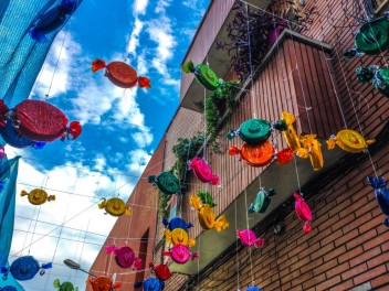 Улица Хоан Бланкес де Байш (Carrer de Joan Blanques de Baix): «Сант Медиар в августе» — дань уважения другой крупной фиесте Грасии. (‘Sant Medir a l’agost’. Un homenatge a l’altra festa gran de Gràcia.) - Феста Майор де Грасиа 2024 (Festa Major de Gràcia 2024)