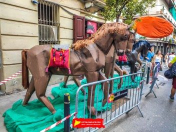 Улица Хоан Бланкес де Байш (Carrer de Joan Blanques de Baix): «Сант Медиар в августе» — дань уважения другой крупной фиесте Грасии. (‘Sant Medir a l’agost’. Un homenatge a l’altra festa gran de Gràcia.) - Феста Майор де Грасиа 2024 (Festa Major de Gràcia 2024)