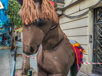 Улица Хоан Бланкес де Байш (Carrer de Joan Blanques de Baix): «Сант Медиар в августе» — дань уважения другой крупной фиесте Грасии. (‘Sant Medir a l’agost’. Un homenatge a l’altra festa gran de Gràcia.) - Феста Майор де Грасиа 2024 (Festa Major de Gràcia 2024)