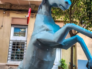 Улица Хоан Бланкес де Байш (Carrer de Joan Blanques de Baix): «Сант Медиар в августе» — дань уважения другой крупной фиесте Грасии. (‘Sant Medir a l’agost’. Un homenatge a l’altra festa gran de Gràcia.) - Феста Майор де Грасиа 2024 (Festa Major de Gràcia 2024)