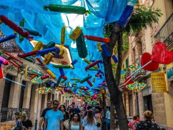 Улица Хоан Бланкес де Байш (Carrer de Joan Blanques de Baix): «Сант Медиар в августе» — дань уважения другой крупной фиесте Грасии. (‘Sant Medir a l’agost’. Un homenatge a l’altra festa gran de Gràcia.) - Феста Майор де Грасиа 2024 (Festa Major de Gràcia 2024)