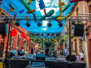 Улица Хоан Бланкес де Байш (Carrer de Joan Blanques de Baix): «Сант Медиар в августе» — дань уважения другой крупной фиесте Грасии. (‘Sant Medir a l’agost’. Un homenatge a l’altra festa gran de Gràcia.) - Феста Майор де Грасиа 2024 (Festa Major de Gràcia 2024)