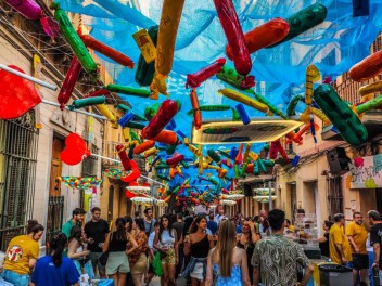 Улица Хоан Бланкес де Байш (Carrer de Joan Blanques de Baix): «Сант Медиар в августе» — дань уважения другой крупной фиесте Грасии. (‘Sant Medir a l’agost’. Un homenatge a l’altra festa gran de Gràcia.) - Феста Майор де Грасиа 2024 (Festa Major de Gràcia 2024)