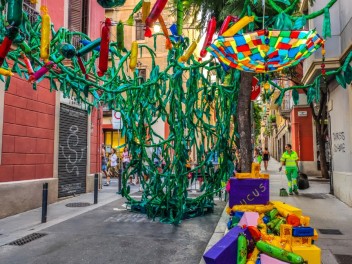 Улица Хоан Бланкес де Байш (Carrer de Joan Blanques de Baix): «Сант Медиар в августе» — дань уважения другой крупной фиесте Грасии. (‘Sant Medir a l’agost’. Un homenatge a l’altra festa gran de Gràcia.) - Феста Майор де Грасиа 2024 (Festa Major de Gràcia 2024)