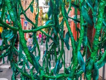 Улица Хоан Бланкес де Байш (Carrer de Joan Blanques de Baix): «Сант Медиар в августе» — дань уважения другой крупной фиесте Грасии. (‘Sant Medir a l’agost’. Un homenatge a l’altra festa gran de Gràcia.) - Феста Майор де Грасиа 2024 (Festa Major de Gràcia 2024)
