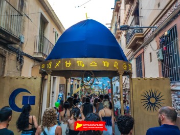 Улица Травессия де Сант Антони (Travessia de Sant Antoni): «Астральный переход» — мир астрологии и знаков зодиака. (‘Travessia astral’. El món de l’astrologia i els signes del zodíac.) - Феста Майор де Грасиа 2024 (Festa Major de Gràcia 2024)