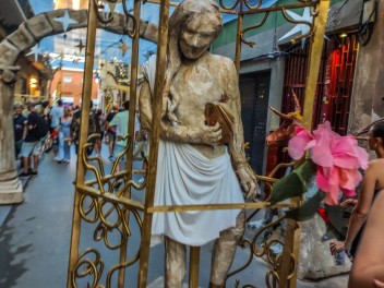 Улица Травессия де Сант Антони (Travessia de Sant Antoni): «Астральный переход» — мир астрологии и знаков зодиака. (‘Travessia astral’. El món de l’astrologia i els signes del zodíac.) - Феста Майор де Грасиа 2024 (Festa Major de Gràcia 2024)