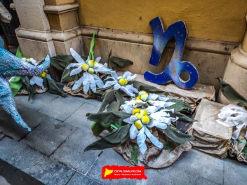 Улица Травессия де Сант Антони (Travessia de Sant Antoni): «Астральный переход» — мир астрологии и знаков зодиака. (‘Travessia astral’. El món de l’astrologia i els signes del zodíac.) - Феста Майор де Грасиа 2024 (Festa Major de Gràcia 2024)