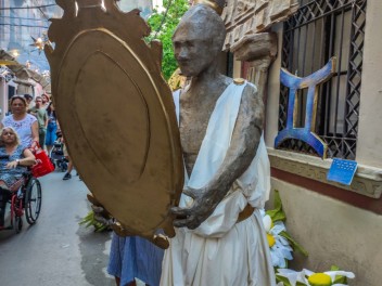 Улица Травессия де Сант Антони (Travessia de Sant Antoni): «Астральный переход» — мир астрологии и знаков зодиака. (‘Travessia astral’. El món de l’astrologia i els signes del zodíac.) - Феста Майор де Грасиа 2024 (Festa Major de Gràcia 2024)
