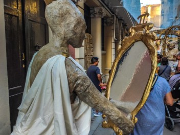 Улица Травессия де Сант Антони (Travessia de Sant Antoni): «Астральный переход» — мир астрологии и знаков зодиака. (‘Travessia astral’. El món de l’astrologia i els signes del zodíac.) - Феста Майор де Грасиа 2024 (Festa Major de Gràcia 2024)