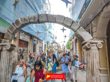 Улица Травессия де Сант Антони (Travessia de Sant Antoni): «Астральный переход» — мир астрологии и знаков зодиака. (‘Travessia astral’. El món de l’astrologia i els signes del zodíac.) - Феста Майор де Грасиа 2024 (Festa Major de Gràcia 2024)