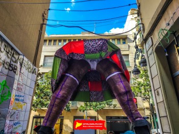 Улица Хесус (Carrer de Jesús): «Дискотека психоделии» — атмосфера дискотеки времён психоделии. (‘Discodèlia’. Una discoteca en èpoques de psicodèlia.) - Феста Майор де Грасиа 2024 (Festa Major de Gràcia 2024)