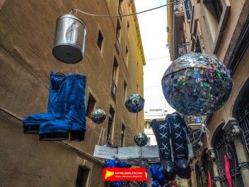 Улица Хесус (Carrer de Jesús): «Дискотека психоделии» — атмосфера дискотеки времён психоделии. (‘Discodèlia’. Una discoteca en èpoques de psicodèlia.) - Феста Майор де Грасиа 2024 (Festa Major de Gràcia 2024)