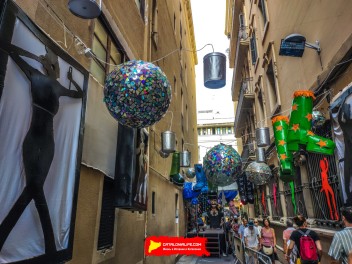 Улица Хесус (Carrer de Jesús): «Дискотека психоделии» — атмосфера дискотеки времён психоделии. (‘Discodèlia’. Una discoteca en èpoques de psicodèlia.) - Феста Майор де Грасиа 2024 (Festa Major de Gràcia 2024)