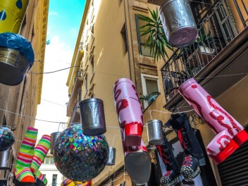 Улица Хесус (Carrer de Jesús): «Дискотека психоделии» — атмосфера дискотеки времён психоделии. (‘Discodèlia’. Una discoteca en èpoques de psicodèlia.) - Феста Майор де Грасиа 2024 (Festa Major de Gràcia 2024)
