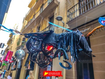 Улица Хесус (Carrer de Jesús): «Дискотека психоделии» — атмосфера дискотеки времён психоделии. (‘Discodèlia’. Una discoteca en èpoques de psicodèlia.) - Феста Майор де Грасиа 2024 (Festa Major de Gràcia 2024)